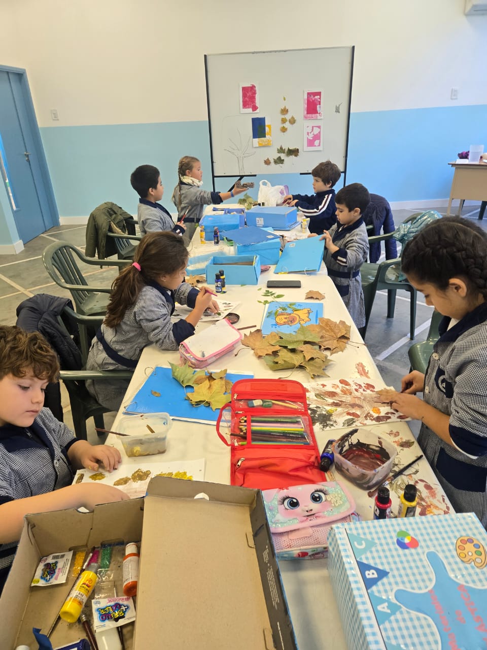 Clase de plástica con hojas de otoño