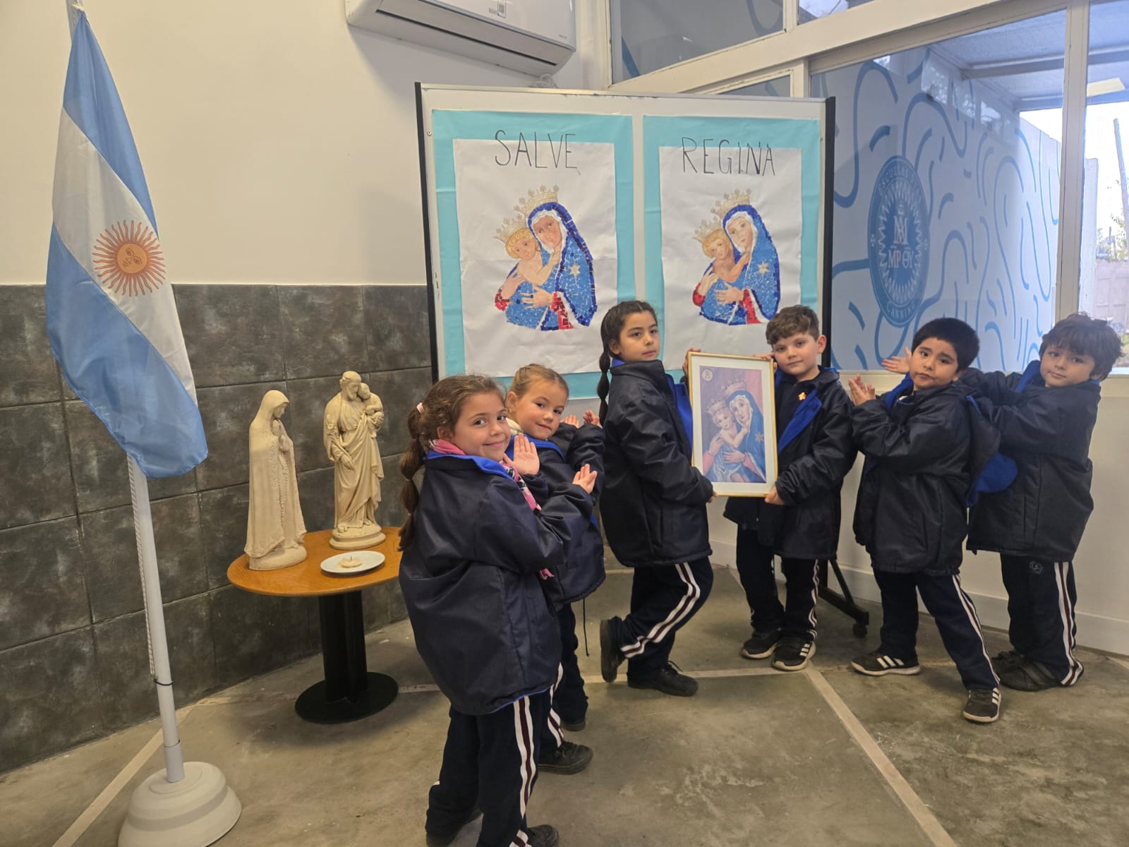 Celebramos en el colegio la fiesta de la Virgen de las Escuelas Pías y le regalamos una obra plástica hecha en técnica de mosaico con la imagen que Calasanz quería tanto