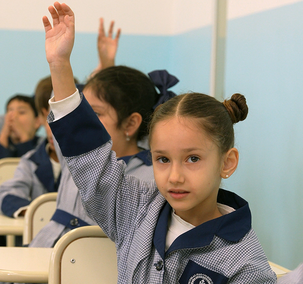 Niña de primer grado de Escuelas Pías de Canning levantando la mano en clase