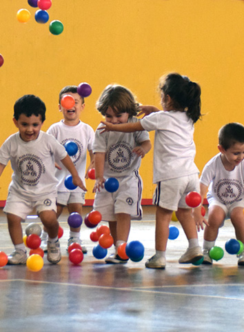 Chicos del Nivel Inicial jugando con pelotas de colores