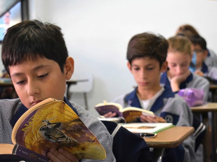 Niños leyendo en clase