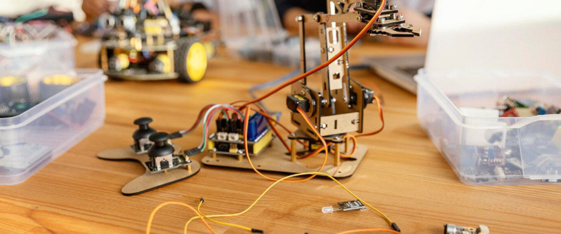 Alumnos en clase de Innovación y STEAM en Escuelas Pías de Canning