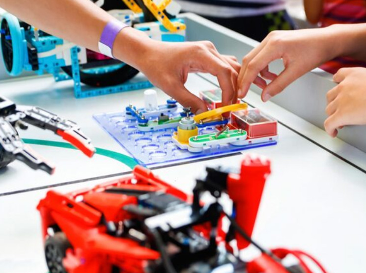 Niños en clase de robótica