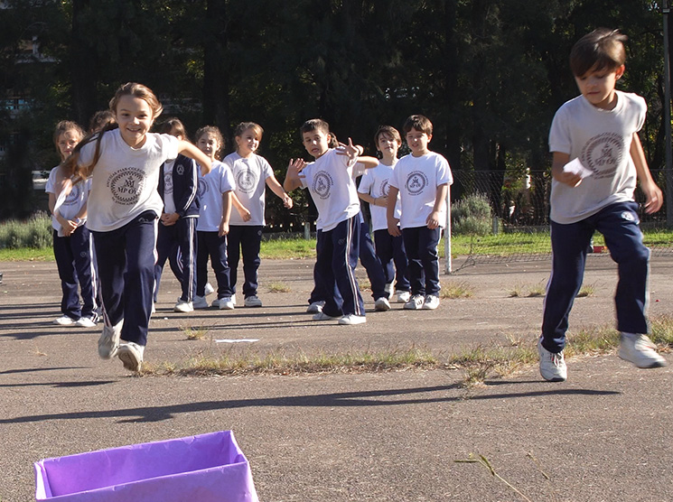 Chicos en clase de educación física y deportes